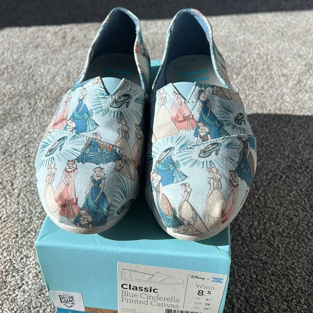 RARE Classic Disney x TOMS Blue Cinderella Printed Canvas shoes